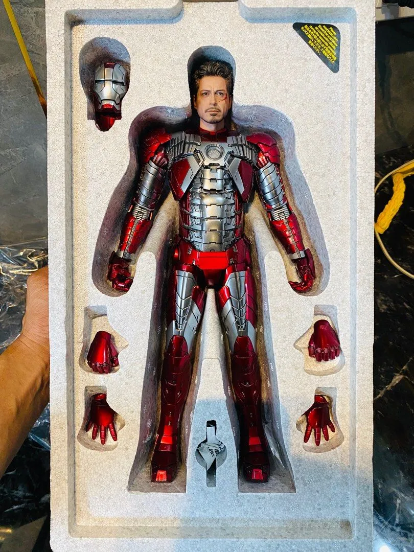 /img/51750-hot-toys-mark-5-diecast-comparison.webp