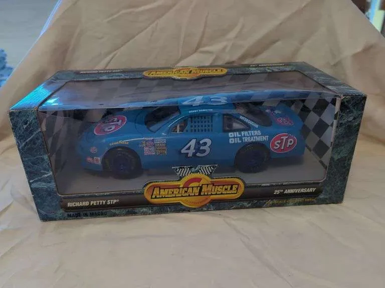 51773 1 18 scale model car kit details
