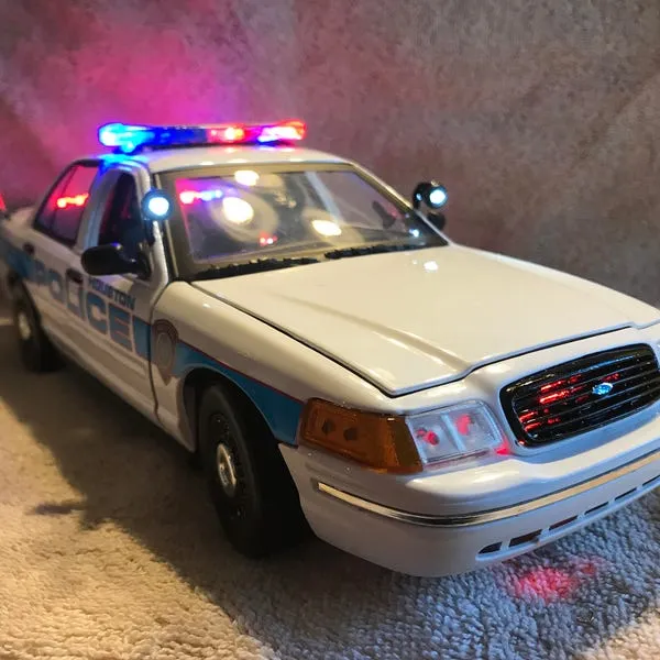 51804 police car light color
