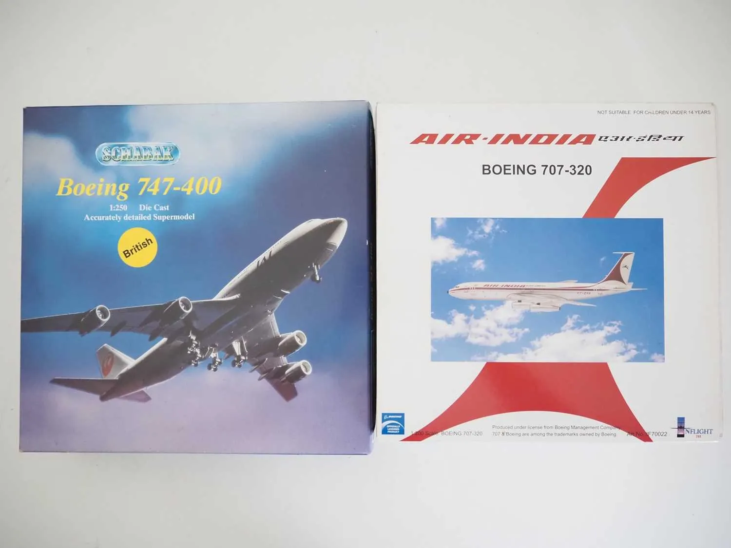 /img/51812-diecast-airplane-model-display.webp