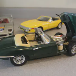 /img/51826-diecast-cars-display.webp