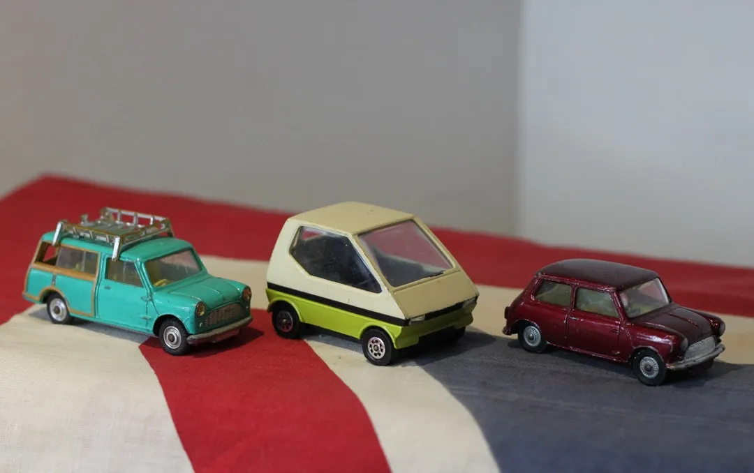 /img/51860-corgi-diecast-display.webp