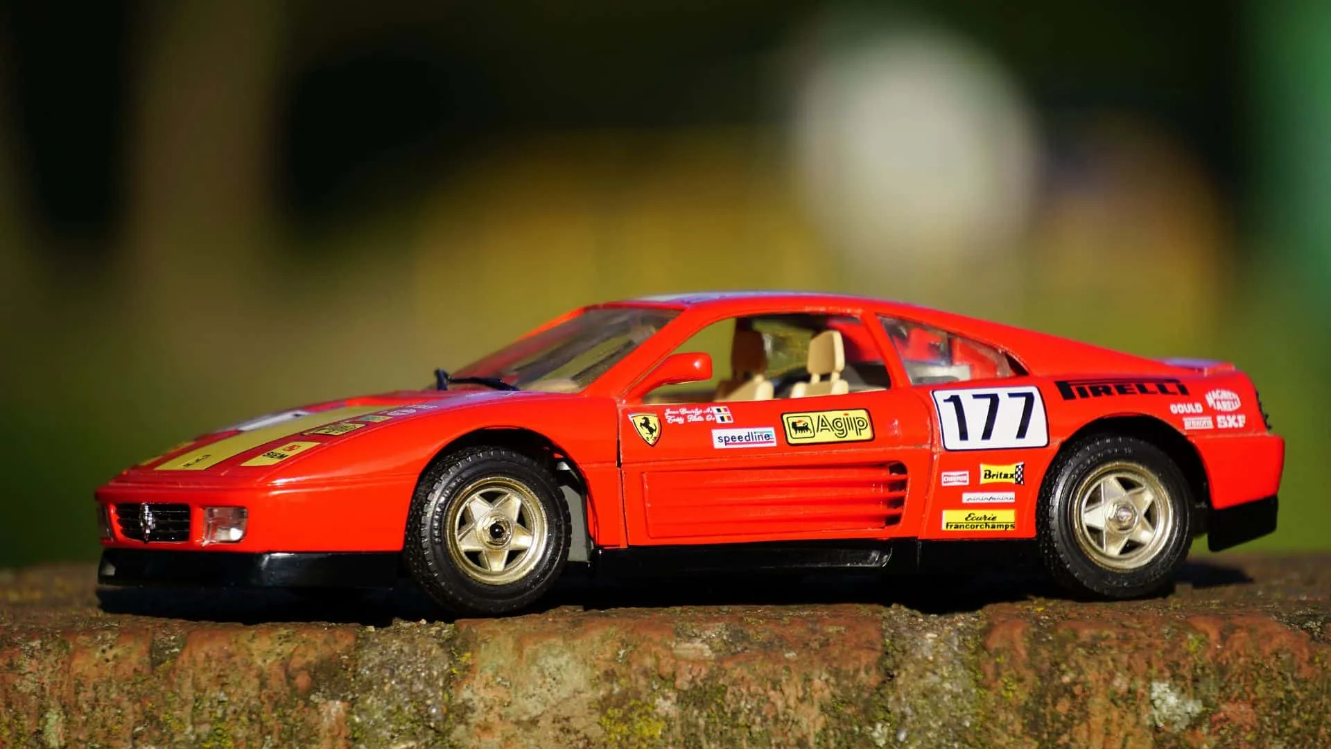 /img/51875-fake-diecast-car.webp