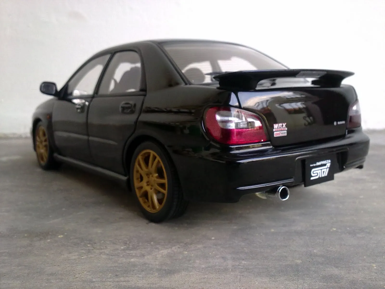 /img/51957-diecast-models-display.webp