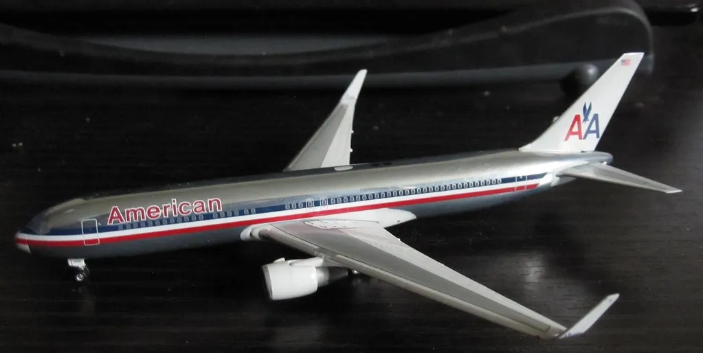 /img/51972-diecast-aircraft-display.webp