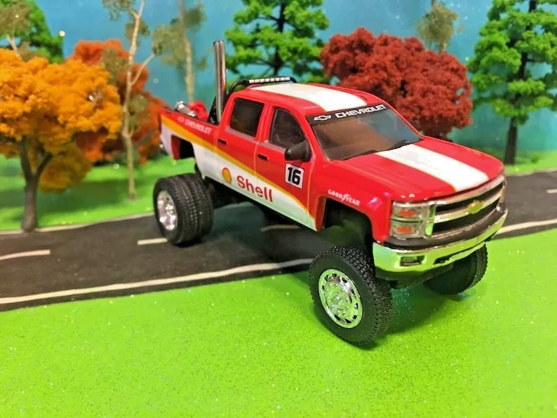 /img/51985-cleaning-diecast-truck.webp