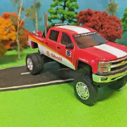 /img/51985-cleaning-diecast-truck.webp