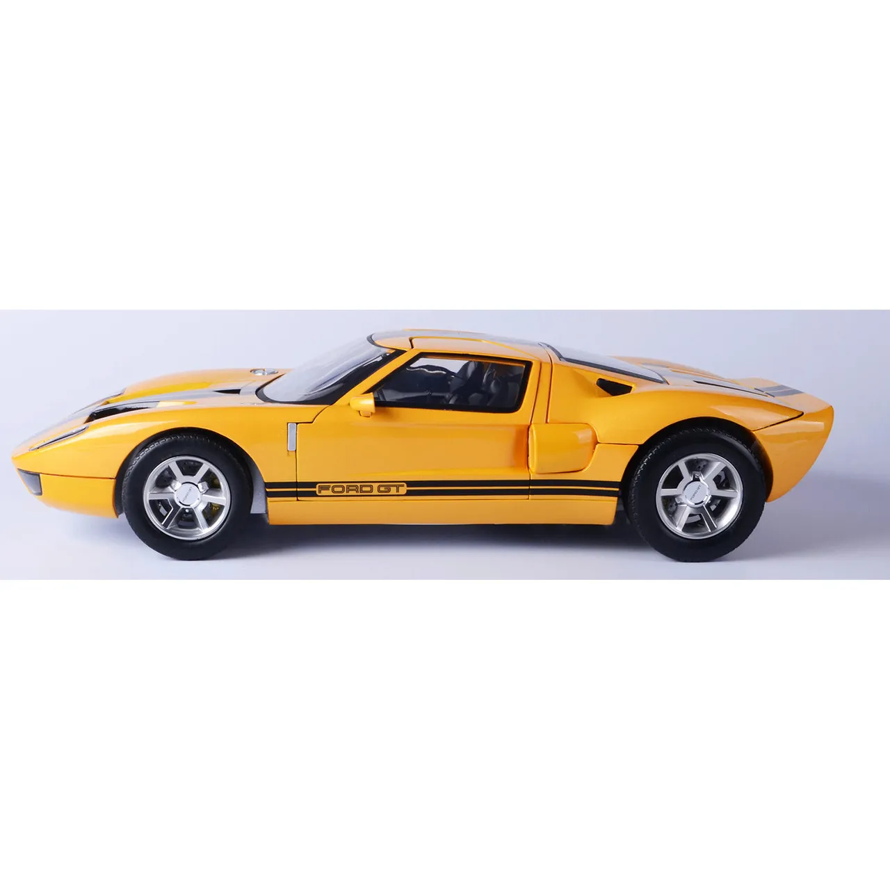 /img/52000-ford-gt-diecast-show.webp
