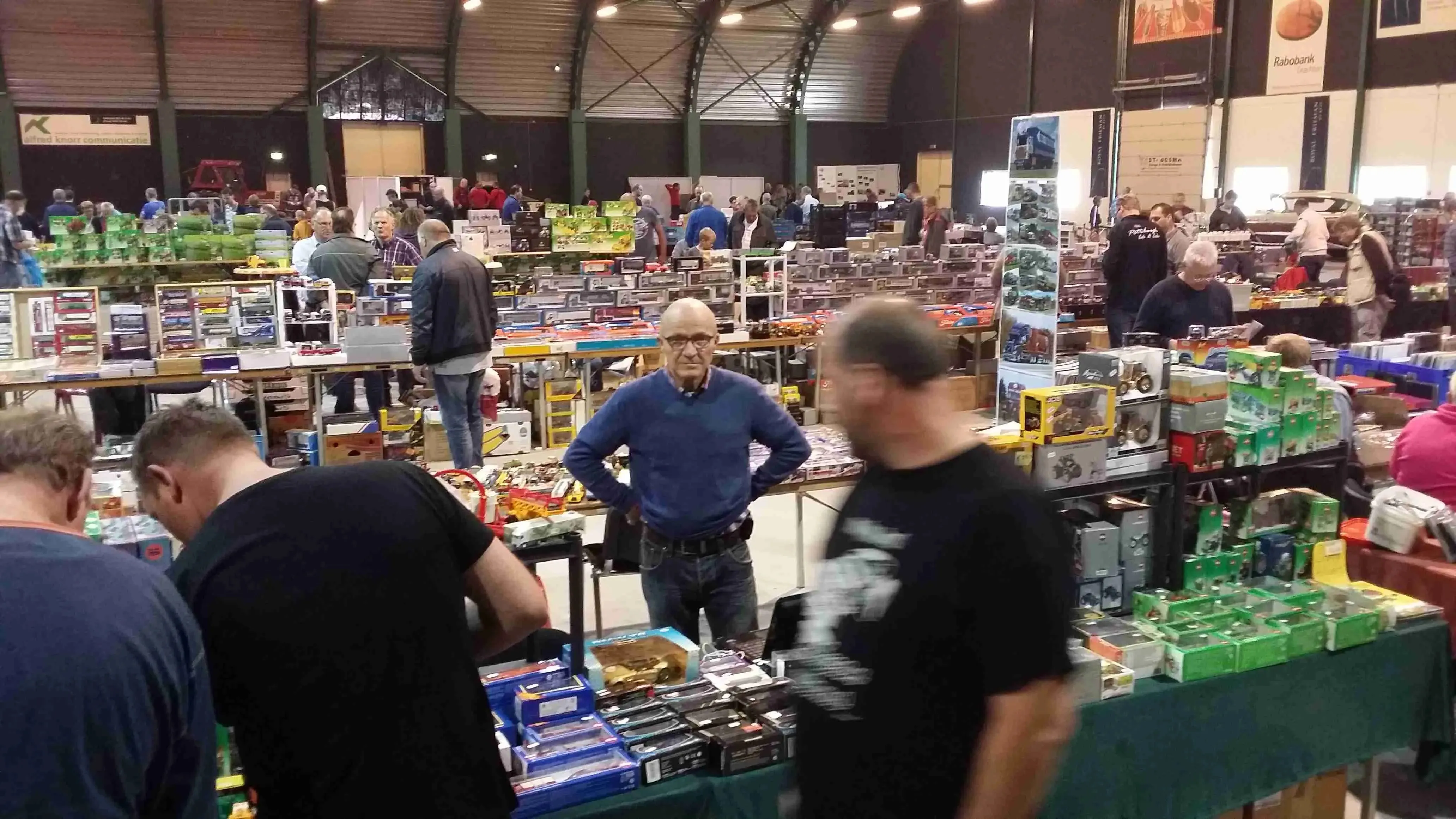 /img/52001-diecast-toy-show-enthusiasts.webp