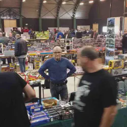 /img/52001-diecast-toy-show-enthusiasts.webp