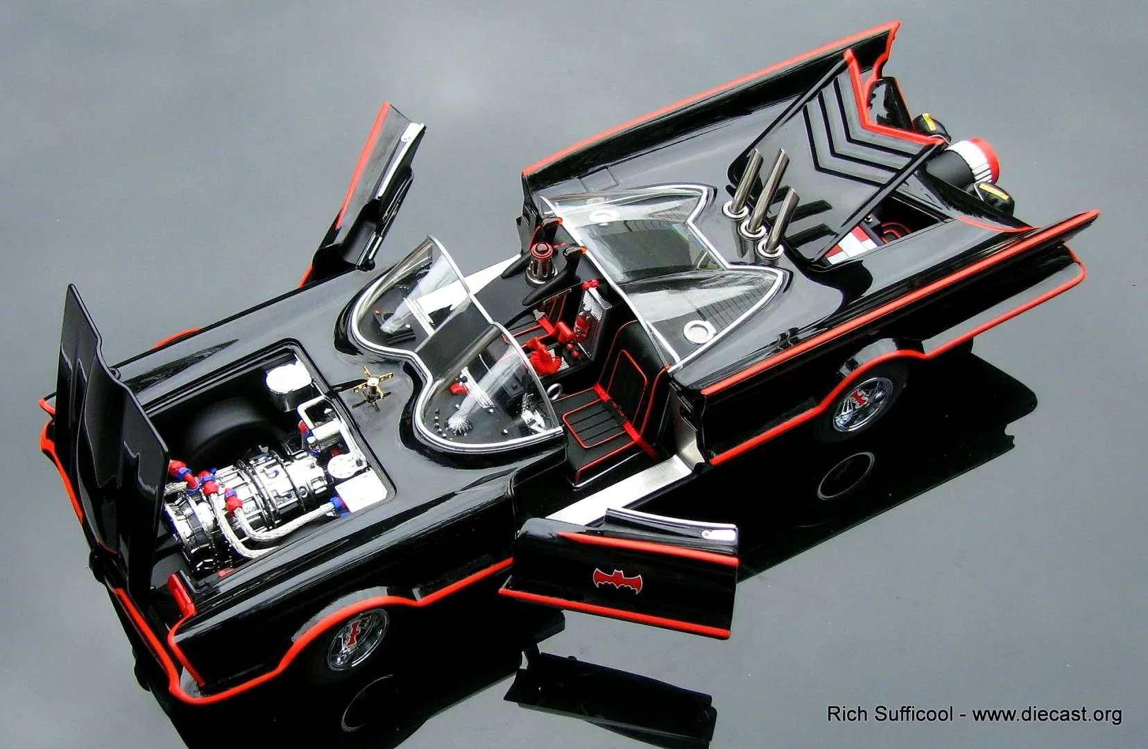 /img/52002-batmobile-comparison.webp