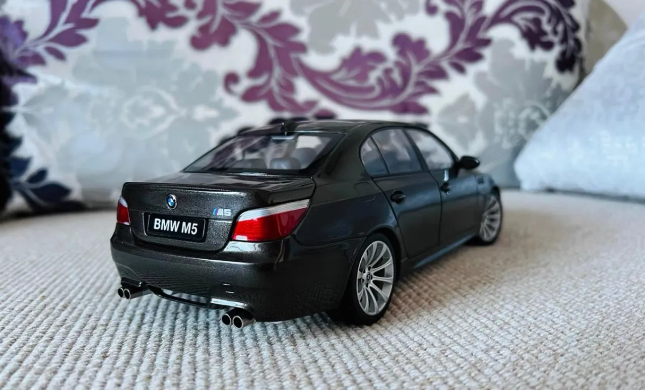 52004 bmw e60 diecast model 1
