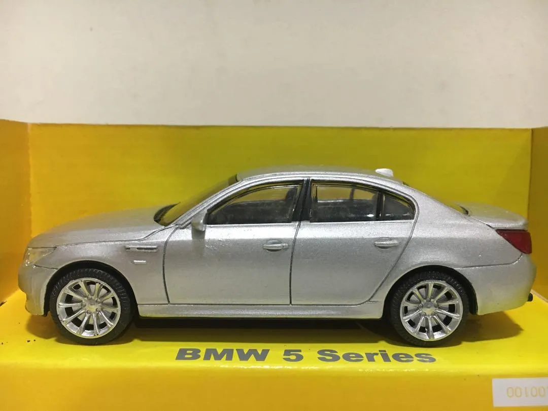 /img/52004-diecast-model-display.webp