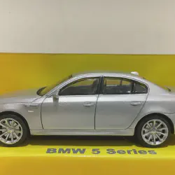 /img/52004-diecast-model-display.webp