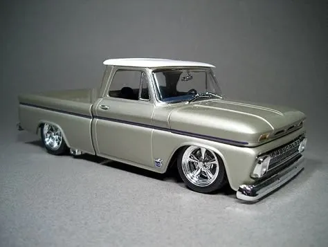 52023 luxury sedan diecast